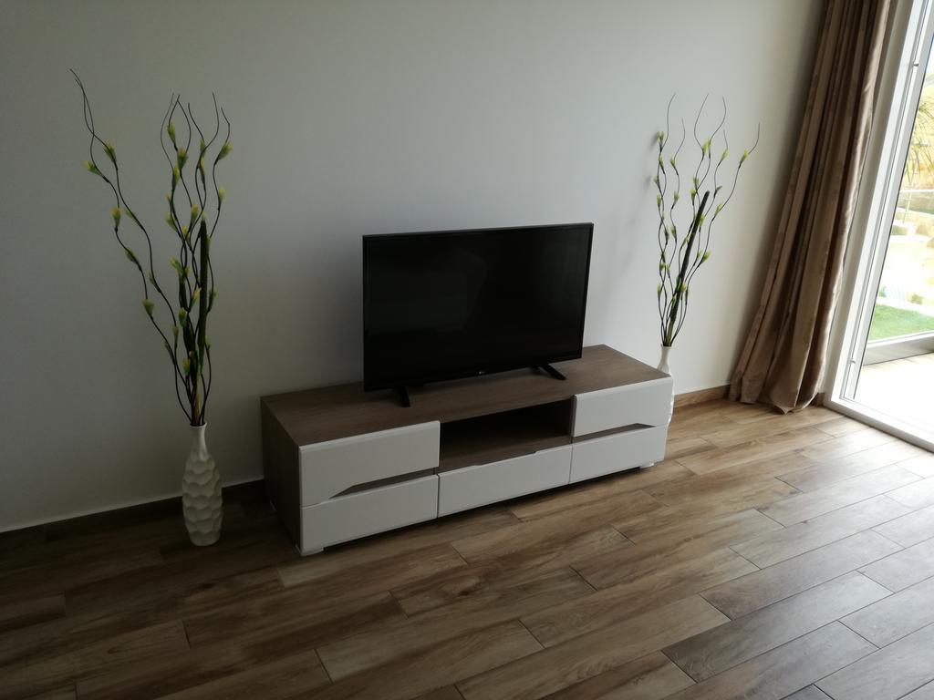 Apartment Victoria Добра вода Екстериор снимка
