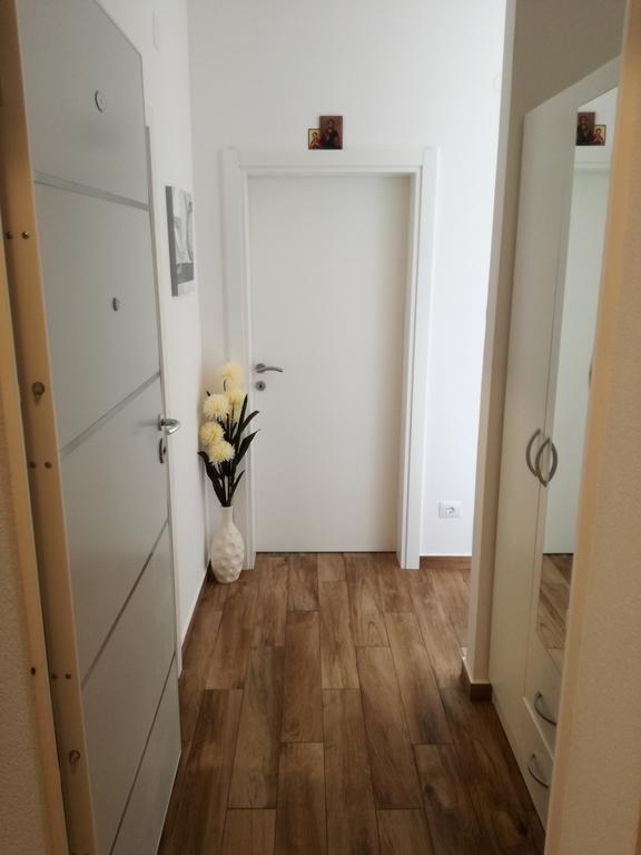 Apartment Victoria Добра вода Екстериор снимка