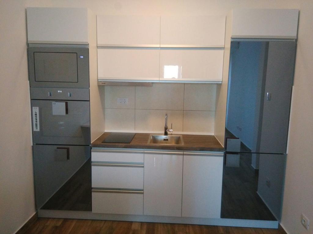 Apartment Victoria Добра вода Екстериор снимка