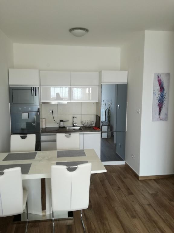 Apartment Victoria Добра вода Екстериор снимка