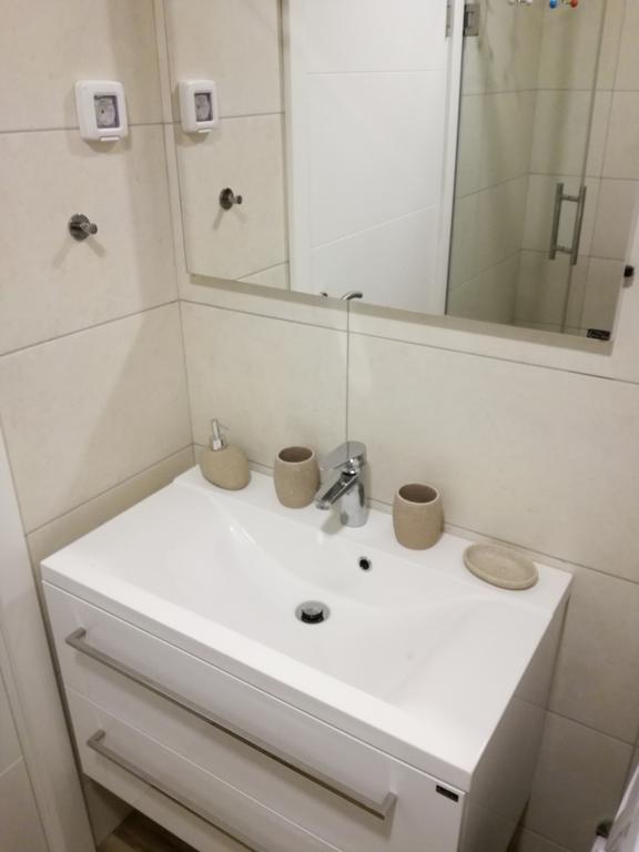 Apartment Victoria Добра вода Екстериор снимка