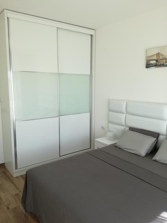 Apartment Victoria Добра вода Екстериор снимка