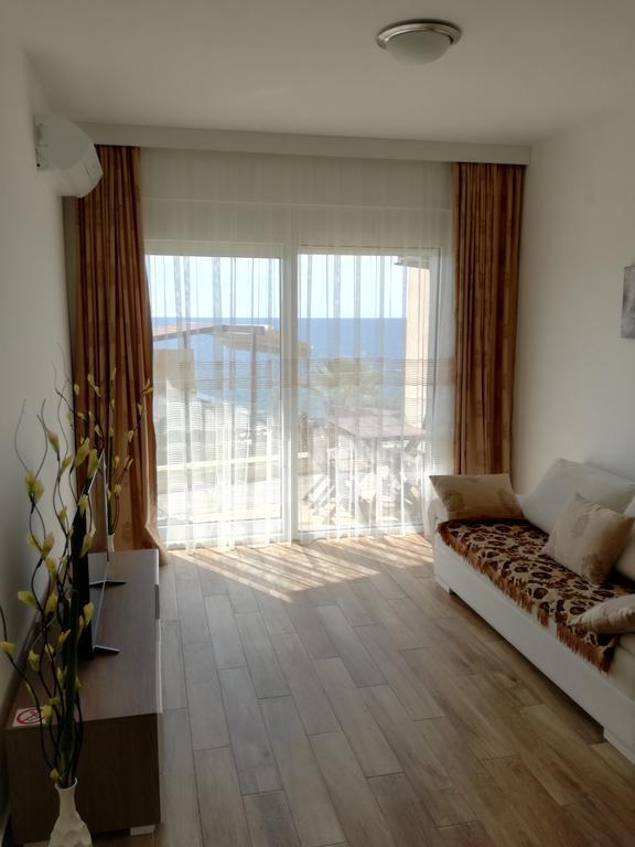 Apartment Victoria Добра вода Екстериор снимка