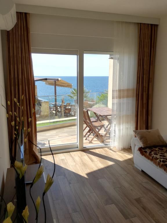 Apartment Victoria Добра вода Екстериор снимка